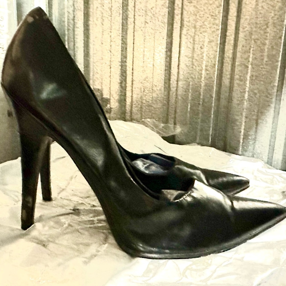 Classic Black Stiletto Heels with Pointed Toe